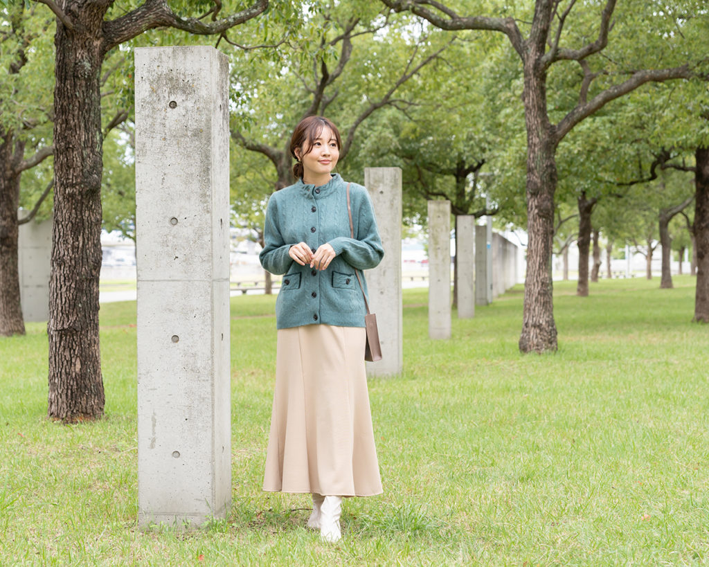 公園で秋コーデのアパレルモデルが立つ全身撮影画像